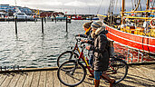 Mit dem Fahrrad an der Ostseepromenade.