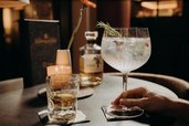 Ein Getränk steht auf einem Tisch im Bar- und Loungebereich des Hotel Sonngastein im Salzburger Land.