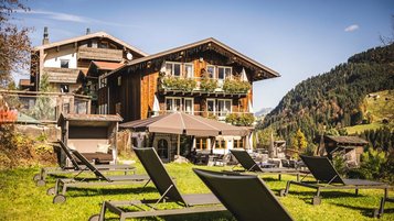 Aussenansicht des Familienhotels Alphotel mit Liegewiese.