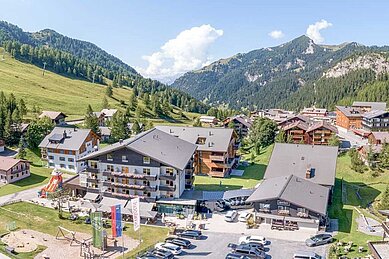 Sommer Luftaufnahme vom Hotelgelände Familienhotel Gorfion mit der umliegenden Landschaft in Lichtenstein.