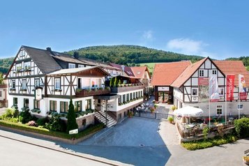 Eine Luftaufnahme im Sommer vom Familienhotel Ottonenhof im Sauerland.