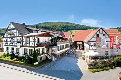 Eine Luftaufnahme im Sommer vom Familienhotel Ottonenhof im Sauerland.