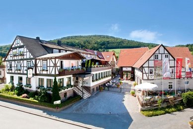 Eine Luftaufnahme im Sommer vom Familienhotel Ottonenhof im Sauerland.