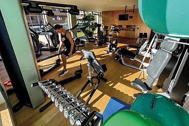 Ein für Jugendliche eingerichtetes Fitnessstudio im Familienhotel Ulrichshof im Bayerischen Wald