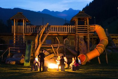 Unvergessliche Lagerfeuerabende am Abenteuerspielplatz erleben Gäste im Familienhotel Alpura Retreat in Südtirol.