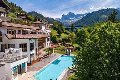 Sommer-Luftaufnahme vom Außenpool im Familienhotel Engel Gourmet & Spa in Südtirol.