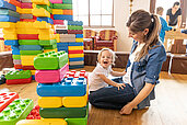 Mutter spielt mit ihrer kleiner Tochter in der Legoecke im Familienhotel Kaiserhof an der Zugspitze.
