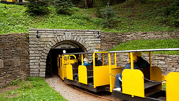 Erzgebirge Ausflugstipps: Mit der Bergbaubahn geht es in den Bergbau. Erlebt das Erzgebirge unter Tage nähe Frohnau.