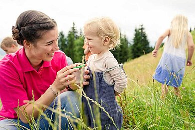 Kinder entdecken in der Kinderbetreuung die Natur rund um das Familienhotel Allgäuer Berghof.