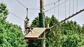 Ein Mann im einem Kletterwald in der Nähe des Familienhotels Rhön Feeling