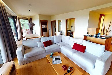 Riesen Wohnzimmer mit großer Wohnlandschaft in der Luxuxsuite im Familienhotel Ulrichshof im Bayerischen Wald