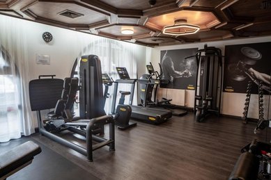 Ein Fitnessraum mit mehreren Trainingsgeräten im Das Kaltschmid in Tirol.