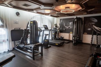 Ein Fitnessraum mit mehreren Trainingsgeräten im Das Kaltschmid in Tirol.