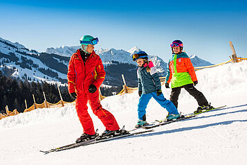 Kinderskikurs auf der Piste des familienfreundlichen Skigebiets im Allgäu.