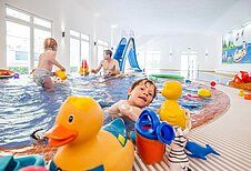 Kinder spielen im Kinderbecken des Schwimmbads im Familienhotel Borchards Rookhus an der Mecklenburgischen Seenplatte. 