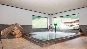 Kinderbecken mit bunten Tierfiguren und Wasserspielen im Familienhotel Oberkarteis.
