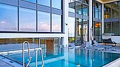 Blick auf den Outdoor-Pool im Familienhotel Petschnighof in Kärnten
