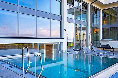 Blick auf den Outdoor-Pool im Familienhotel Petschnighof in Kärnten