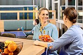 Eltern trinken einen Aperitif an der Hotelbar des Familienhotels Sonnenpark im Sauerland