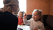 Kinderschminken im Happy-Club im Family Home Alpenhof in Südtirol.