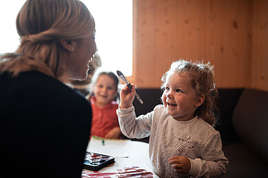 Kinderschminken im Happy-Club im Family Home Alpenhof in Südtirol.