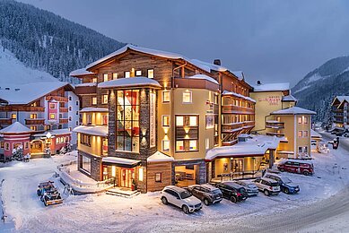 Winteraufnahme des Familienhotels Zauchenseehof im Salzburger Land.