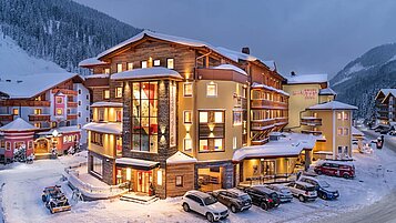 Winteraufnahme des Familienhotels Zauchenseehof im Salzburger Land.
