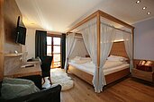 Das Familienappartement mit einem besonderes Himmelbett im Familienhotel Amiamo im Salzburger Land.