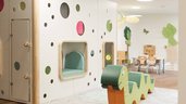 Spielerisch gestaltetes Indoor-Spielhaus mit bunten Elementen und Sitzmöglichkeiten im Familienhotel Oberkarteis.
