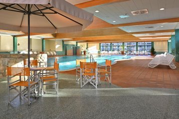 Heller Indoor-Pool mit Ruhebereich im Familienhotel Sonnenhügel im Rhön