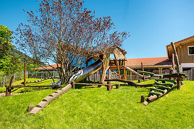 Großer Outdoor-Spielplatz mit vielen Spielmöglichkeiten für Kinder im Spa- & Familien-Resort Krone in den Allgäuer Alpen.