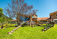 Großer SPielplatz mit vielen spielmöglichkeiten für Kinder im Spa- & Familien-Resort Krone in den Allgäuer Alpen.