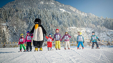 Kinder lernen mit viel Freude das Skifahren in der Kinderskischule des Familienhotels Landgut Furtherwirt in Tirol.