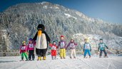Kinder lernen mit viel Freude das Skifahren in der Kinderskischule des Familienhotels Landgut Furtherwirt in Tirol.