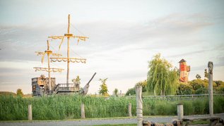 Das Piraten-Spielschiff und der Weltenbummler-Turm am Familienhotel Seeklause auf Usedom an der Ostsee.