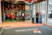 Spielbereich im Familienhotel Mia Alpina in Tirol mit Bällebad, Rutsche, großen Fenstern und buntem Boden.