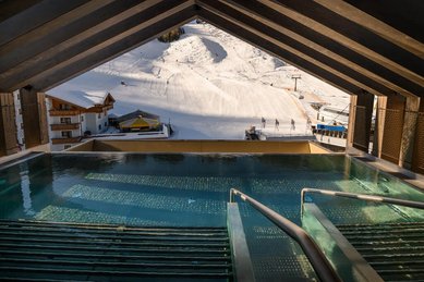 Infinity-Pool des Zauchenseehof mit Panoramablick auf die verschneiten Skipisten und umliegenden Berge. Wenn du noch weitere Bilder hast, erstelle ich gern weitere Alt-Texte!
