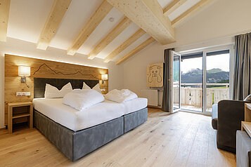 Elternschlafbereich mit einem Doppelbett im Familienhotel Kaiserhof an der Zugspitze.