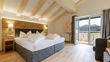 Elternschlafbereich mit einem Doppelbett im Familienhotel Kaiserhof an der Zugspitze.