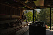 Eltern entspannen in der Sauna mit Panoramablick im Familienhotel Engel Gourmet & Spa