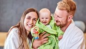 Junge Familie mit Baby im Familien-Wellnessbereich des Familienhotels Aigo welcome family in Oberösterreich.