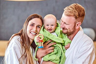Junge Familie mit Baby im Familien-Wellnessbereich des Familienhotels Aigo welcome family in Oberösterreich.