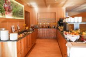 Reichhaltiges Frühstücksbuffet mit frischem Obst, Säften und Backwaren im Familienhotel Sonne Bezau.