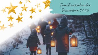 Winterwanderung im Schnee mit Laternen