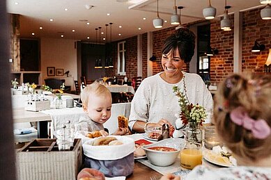 Familie beim gemeinsamen Frühstück im Restaurant des Landhauses Averbeck in der Lüneburger Heide