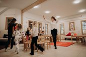 Kinder bewegen sich gemeinsam mit einer Kinderbetreuung im Happy-Club des Hotel Sonngastein im Salzburger Land.