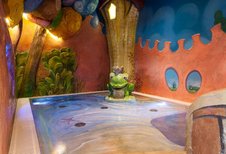 Verspieltes Kinderbecken mit Froschkönig-Brunnen im Familienhotel Bavaria.