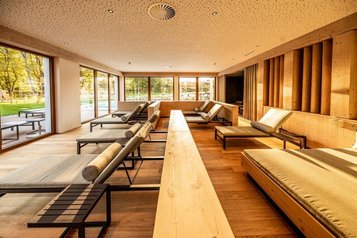 Ruheliegen im lichtdurchfluteten Wellnessbereich des Familienhotels Das Bayrischzell