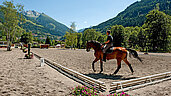 Schöne Freizeitaktivität, Longieren auf dem Pferdehof am Familienhotel Sonngastein in Bad Gastein.