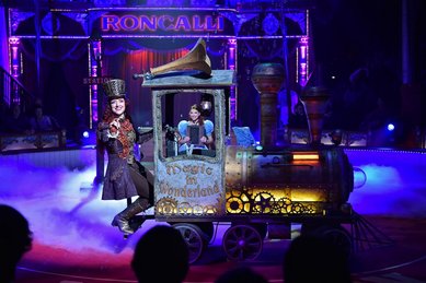 Illusionistin im Zirkus Roncalli